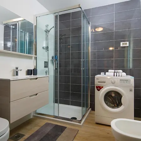 Stunning In With Outdoor Swimming Pool *